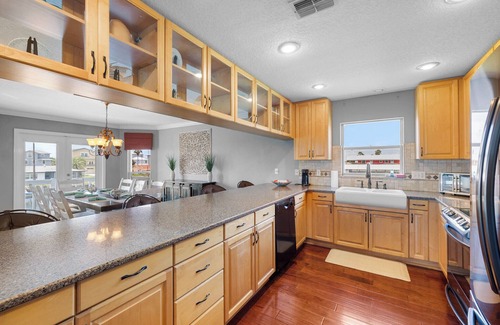 Spring Hill House | Waterfront/SUNSETS/3BR/Ping Pong/Kayaks