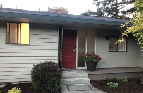 Adelma Beach House | Waterfront, Sunsets and Mountains - we accept pets!