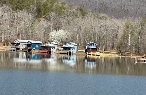 Rising Fawn Cabin | Waterfront Tiny Fishing Cabin -30 minutes from Chattanooga