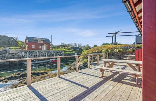 Stamsund House | Waterfront Twin Cabin