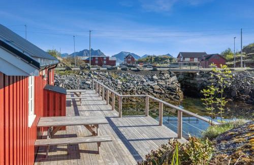 Stamsund House | Waterfront Twin Cabin