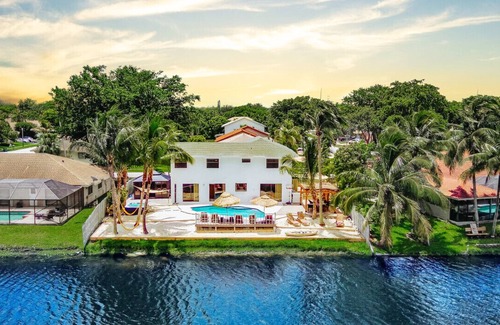 Pembroke Pines Villa | Waterfront Villa w/Pool Game Room Cinema Spa