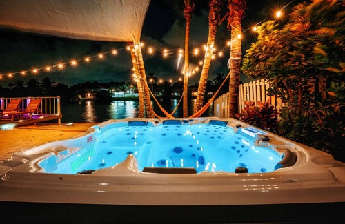 Pembroke Pines Villa | Waterfront Villa w/Pool Game Room Cinema Spa