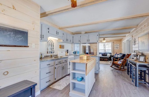 Alberton Cottage | Waterfront with Access Indoor Hot Tub Sauna 3 BRs