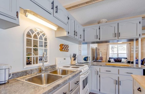 Alberton Cottage | Waterfront with Access Indoor Hot Tub Sauna 3 BRs