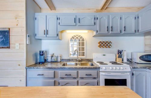 Alberton Cottage | Waterfront with Access Indoor Hot Tub Sauna 3 BRs