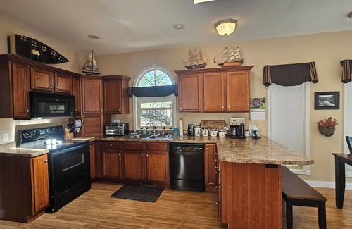 Somerset House | Waters Edge 4-bedroom house with AC and WiFi in peaceful Somerset