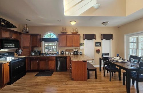 Somerset House | Waters Edge 4-bedroom house with AC and WiFi in peaceful Somerset