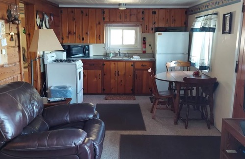 Maple City Cabin | Waters Edge Lakefront Cottage between Glen Arbor & Leland