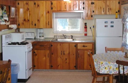 Maple City Cabin | Waters Edge Lakefront Cottage between Glen Arbor & Leland