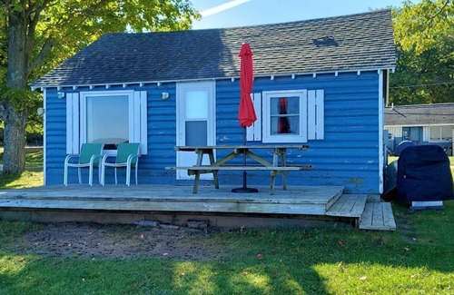 Maple City Cabin | Waters Edge Lakefront Cottage between Glen Arbor & Leland