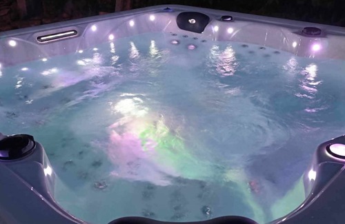 Saint-Eloy-les-Tuileries Cabin | Waterside cabin in the Corrézienne countryside