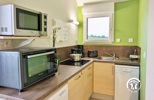 Villiers-Charlemagne Cottage | Waterside Fishing Chalet for 5-7 People with Private Dock, Terrace, and Family Activities