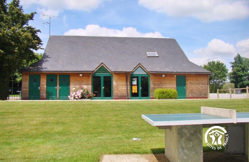 Villiers-Charlemagne Cottage | Waterside Fishing Chalet for 5-7 People with Private Dock, Terrace, and Family Activities