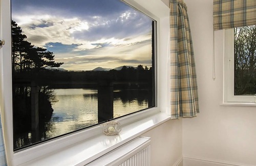 Menai Bridge House | Waterside - Luxury Menai Bridge Holiday Cottage - Walk to restaurants and bars