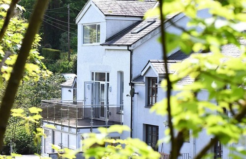 Menai Bridge House | Waterside - Luxury Menai Bridge Holiday Cottage - Walk to restaurants and bars