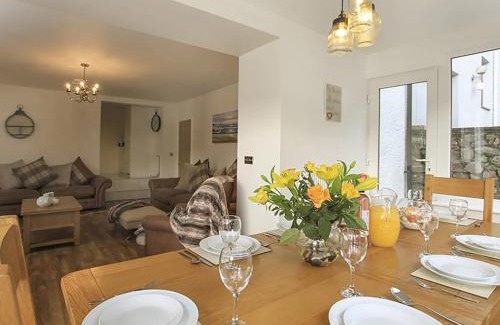 Menai Bridge House | Waterside - Luxury Menai Bridge Holiday Home - 4 Bed 4 Bath