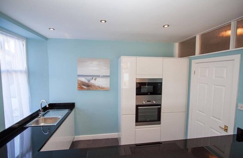 Waterhead Cottage | WATERSIDE, pet friendly, with a garden in Ambleside