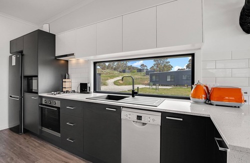 East Jindabyne Cabin | Wattle Eco Lodge at Peak View Farm