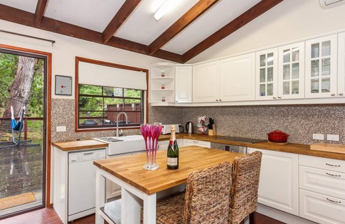 Lorne House | Waverley Retreat - Pet friendly accommodation