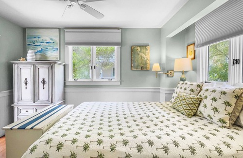 Seaside Cottage | "Waves" | Community Heated Pool | Close to Town Square & Private Beach Access | Dog-Friendly