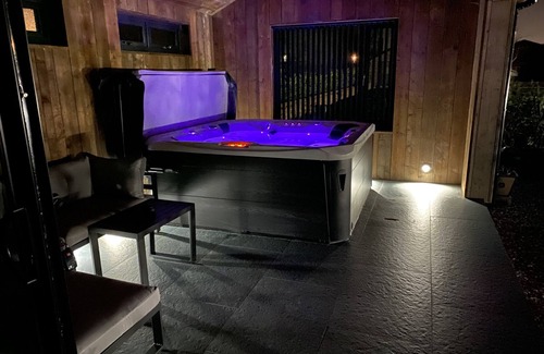 Blackpool Cottage | WAYSIDE LODGE, family friendly, with hot tub in Blackpool