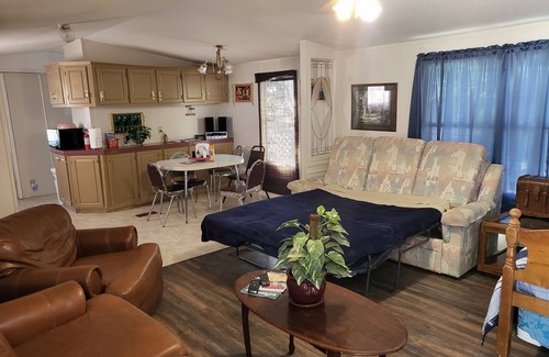 Truth or Consequences House | We are about one and a 1/2 miles from downtown and the hot tubs.