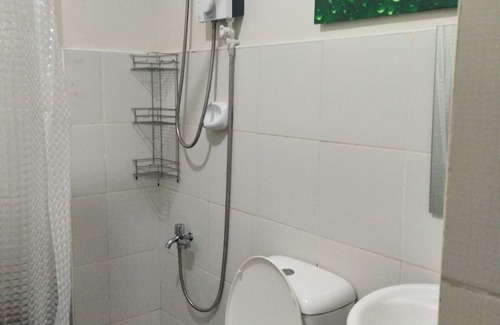 Paranaque House | We are near at Bank, Convenience store, Wet Market and fast food chain.