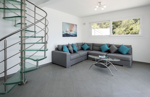 Pirgi Villa | We are Nikos and Litsa, passionate about travelling.