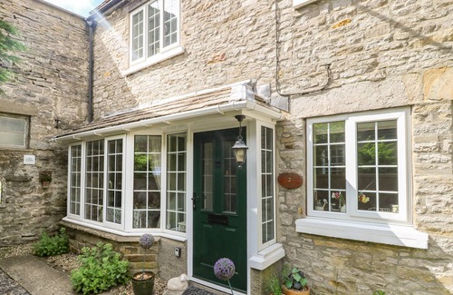 Middleham Cottage | WEDGEWOOD COTTAGE, pet friendly, with open fire in Middleham