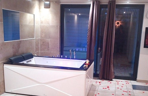 Senas Apartment | Week-end en Amoureux Avec spa Privatif Jacuzzi- Legendespa.fr