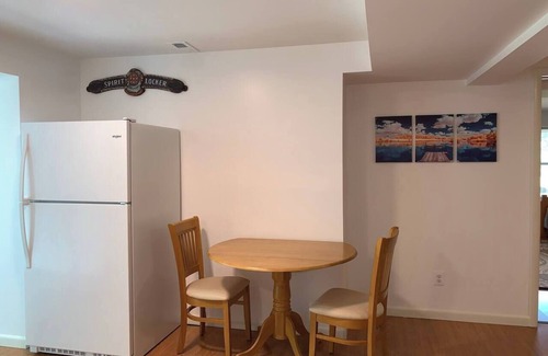 Livingston House | Weekend at Bernie's Lake Anna