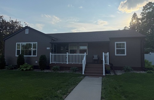 Grafton House | Weekend Escape- Cozy 2BR with Patio