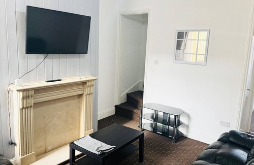 Stoke-on-Trent House | Weekend escape- 4 Bedroom House in Stoke-on-Trent