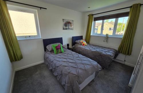 Huddersfield House | Weekly 10 percent Off ,WiFi & Parking, Group Stay 8