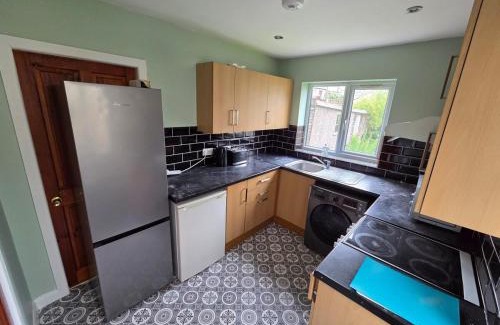 Huddersfield House | Weekly 10 percent Off ,WiFi & Parking, Group Stay 8
