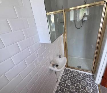 Huddersfield House | Weekly 10 percent Off ,WiFi & Parking, Group Stay 8