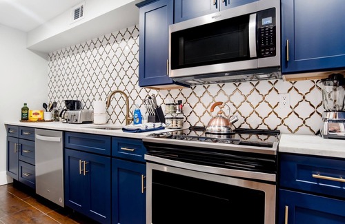 Historic Downtown Savannah House | WEEKNIGHT DICOUNTS! Garden Suite in 1850s Rowhouse, steps from Forsyth Park!