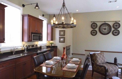 Historic Downtown Savannah Cottage | WEEKNIGHT DISCOUNTS! Chic Carriage House on Monterey Square & Garage Parking