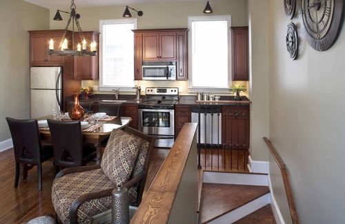 Historic Downtown Savannah Cottage | WEEKNIGHT DISCOUNTS! Chic Carriage House on Monterey Square & Garage Parking