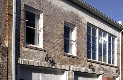 Historic Downtown Savannah Cottage | WEEKNIGHT DISCOUNTS! Chic Carriage House on Monterey Square & Garage Parking
