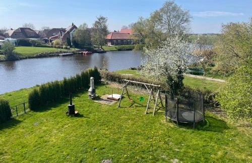 Emden Apartment | Weißes Apartmenthaus am Kanal