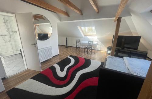 Emden Apartment | Weißes Apartmenthaus am Kanal