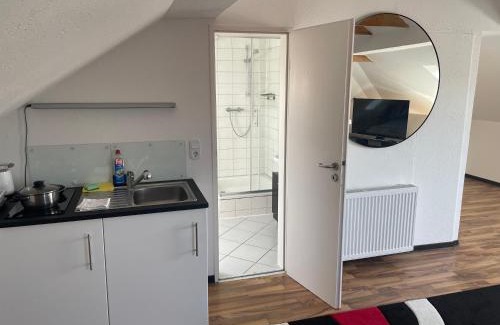 Emden Apartment | Weißes Apartmenthaus am Kanal