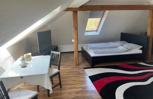 Emden Apartment | Weißes Apartmenthaus am Kanal
