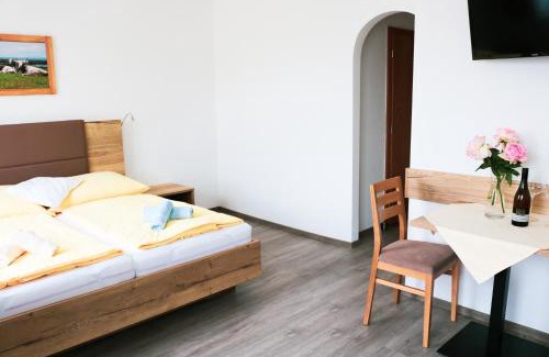 Podersdorf am See House | Weingut & Gästehaus Dombi Weiss