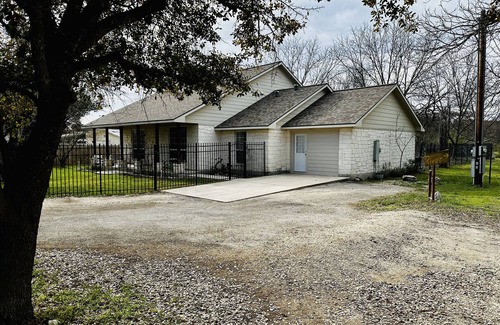 Leakey House | Welcome anytime, 55 yards to the Frio river