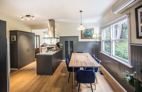 Warburton House | Welcome on Wellington, your 3 bedroom getaway with stunning mountain views.