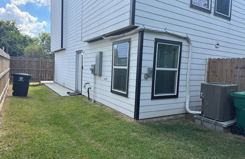 Northside House | Welcome to a minimalist Sandy Room 3B in a 3bed house with AC in vibrant Houston