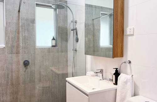 Turvey Park Apartment | Welcome to 'Best Wagga Accommodation': Cheerful 3 bedroom home.